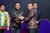 Pemberian penghargaan oleh Deputi Bidang Koordinasi Komunikasi, Informasi, dan Aparatur Kemenko Polhukam, Marsda TNI Arif Mustofa (kedua dari kanan) kepada Vice President Komunikasi Korporat, Grahita Muhammad (kedua dari kiri) untuk kategori Reformasi Birokrasi, Rabu, (30/8).