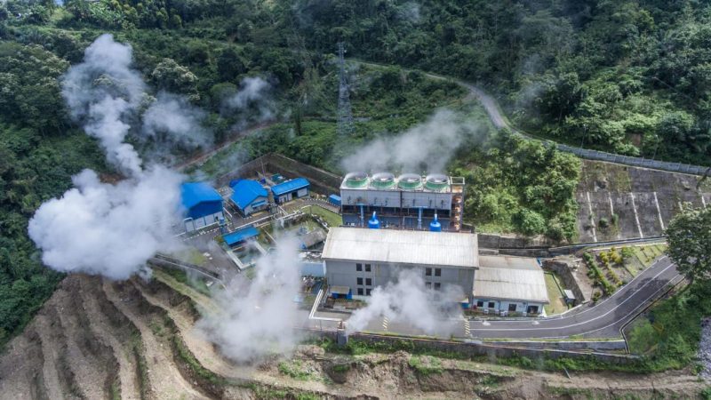 Ilustrasi Pembangkit energi baru terbarukan (EBT), Pembangkit Listrik Tenaga Panas Bumi (PLTP) Ulumbu yang berlokasi di Kabupaten Manggarai, Nusa Tenggara Timur dengan kapasitas total 10 MW (4x2,5 MW) dan menjadi tulang punggung kebutuhan energi listrik pada sistem interkoneksi Manggarai yang terbentang dari Labuan Bajo, Ruteng, hingga ke Ulumbu.