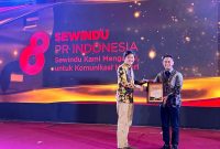 Penyerahan piagam penghargaan kepada PLN sebagai perusahaan berpengaruh di bidang komunikasi oleh Chief Executive Officer NoLimit Aqsath Rasyid Naradhipa (kiri) kepada Manajer Strategi Komunikasi PLN Richardus Sigit Pandhu Kusumawardana mewakili Direktur Utama PLN Darmawan Prasodjo.
