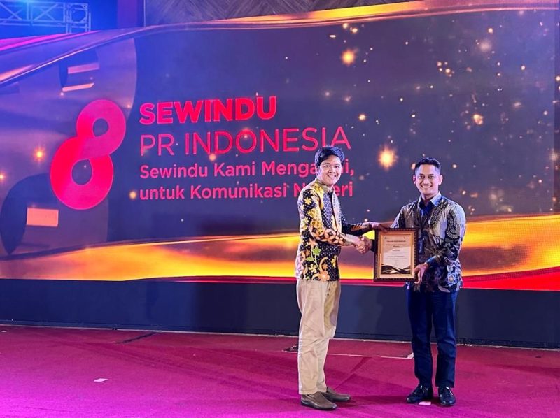 Penyerahan piagam penghargaan kepada PLN sebagai perusahaan berpengaruh di bidang komunikasi oleh Chief Executive Officer NoLimit Aqsath Rasyid Naradhipa (kiri) kepada Manajer Strategi Komunikasi PLN Richardus Sigit Pandhu Kusumawardana mewakili Direktur Utama PLN Darmawan Prasodjo.