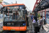 Caption Foto : Ilustrasi: Warga menaiki bus listrik di Terminal Blok M, Jakarta, Kamis (24/8/2023). PT Transportasi Jakarta (Transjakarta) telah mengoperasikan sebanyak 54 unit bus listrik dan ditargetkan bertambah hingga 100 unit pada akhir tahun 2023 guna mengurangi emisi karbon dan sebagai bagian dari upaya untuk memperbaiki kualitas udara di Jakarta. ANTARA FOTO/Galih Pradipta/nym.