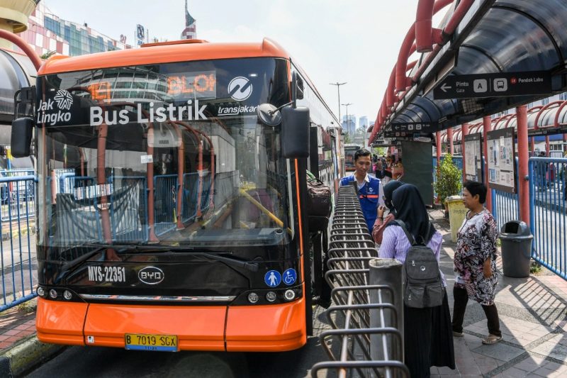 Caption Foto : Ilustrasi: Warga menaiki bus listrik di Terminal Blok M, Jakarta, Kamis (24/8/2023). PT Transportasi Jakarta (Transjakarta) telah mengoperasikan sebanyak 54 unit bus listrik dan ditargetkan bertambah hingga 100 unit pada akhir tahun 2023 guna mengurangi emisi karbon dan sebagai bagian dari upaya untuk memperbaiki kualitas udara di Jakarta. ANTARA FOTO/Galih Pradipta/nym.