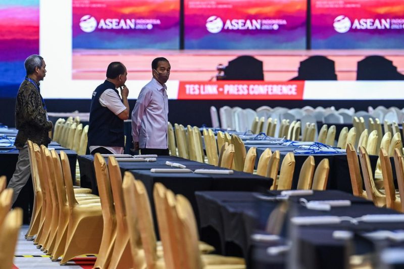 Caption Foto: Presiden Joko Widodo (kanan) didampingi Menteri Komunikasi dan Informatika Budi Arie Setiadi (tengah) dan Dirjen Informasi dan Komunikasi Publik (IKP) Kominfo Usman Kansong (kiri) meninjau media center KTT ke-43 ASEAN 2023 di Jakarta Convention Center, Jakarta, Jumat (1/9/2023). ANTARA FOTO/MEDIA CENTER KTT ASEAN 2023/M Agung Rajasa/pras.