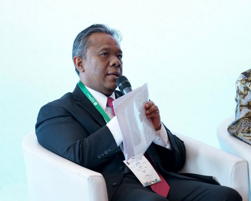 Direktur Legal and Human Capital Management PLN, Yusuf Didi Setiarto dalam diskusi panel di Indonesia Sustainability Forum Kamis, (7/9) menyampaikan PLN mempersiapkan Sumber Daya Manusia (SDM) untuk mengelola proyek-proyek transisi energi dengan mengirim pegawai belajar ke luar negeri.