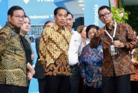 Direktur Utama PLN memaparkan konsep Accelerated Renewable Energy Development pada acara puncak Festival LIKE, Senin, (18/9). Kiri ke kanan: Pramono Anung (Sekretaris Kabinet Indonesia), Puan Maharani (Ketua DPR RI), Joko Widodo (Presiden RI), Luhut Binsar Pandjaitan (Menteri Koordinator Bidang Kemaritiman dan Investasi), Siti Nurbaya Bakar (Menteri Lingkungan Hidup dan Kehutanan), dan Darmawan Prasodjo (Direktur Utama PLN).