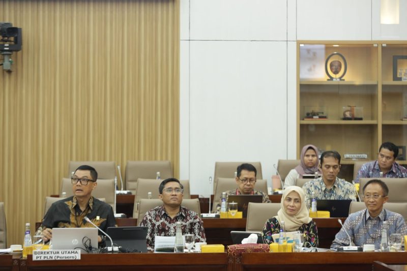 Dari kiri ke kanan: Direktur Utama PLN Darmawan Prasodjo, Direktur Perencanaan Korporat dan Pengembangan Bisnis PLN Hartanto Wibowo, Direktur Keuangan PLN Sinthya Roesly, dan Direktur Distribusi PLN Adi Priyanto saat menyampaikan paparan dalam Rapat Dengar Pendapat dengan Komisi VI DPR RI, Rabu (20/9). Darmawan menegaskan komitmen perseroan mengejar target 100% rasio elektrifikasi demi menciptakan listrik yang berkeadilan pada tahun 2025.
