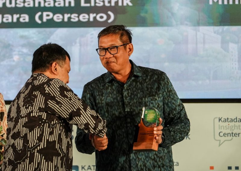 Direktur Manajemen Proyek dan EBT PLN Wiluyo Kusdwiharto (kanan) menerima plakat penghargaan Katadata Green Initiative Awards 2023 untuk kategori Energy/Mining dari Direktur Bisnis dan Digital Katadata Maryadi (kiri), di Jakarta, Selasa (26/9). Penghargaan diperoleh karena PLN dinilai berhasil menjalankan berbagai inisiatif yang berdampak bagi lingkungan dan berkelanjutan.