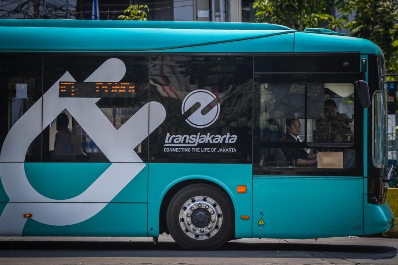 Caption Foto: Ilustrasi: Warga menaiki bus listrik di Terminal Blok M, Jakarta, Kamis (24/8/2023). PT Transportasi Jakarta (Transjakarta) telah mengoperasikan sebanyak 54 unit bus listrik dan ditargetkan bertambah hingga 100 unit pada akhir tahun 2023 guna mengurangi emisi karbon dan sebagai bagian dari upaya untuk memperbaiki kualitas udara di Jakarta. ANTARA FOTO/Galih Pradipta/nym.