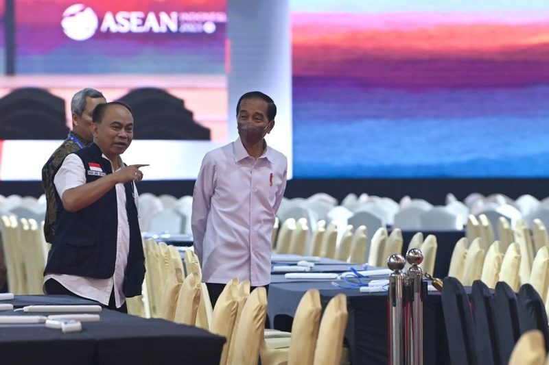 Caption Foto: Presiden Joko Widodo (kanan) didampingi Menteri Komunikasi dan Informatika Budi Arie Setiadi (kedua kanan) meninjau media center KTT ke-43 ASEAN 2023 di Jakarta Convention Center, Jakarta, Jumat (1/9/2023). Presiden Joko Widodo (Jokowi) diagendakan melakukan 25 pertemuan dalam KTT ke-43 ASEAN. ANTARA FOTO/MEDIA CENTER KTT ASEAN 2023/M Agung Rajasa/pras.