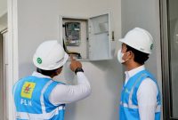 Ilustrasi petugas PLN melakukan penambahan daya pada instalasi listrik pelanggan.