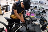 Tim startup  Astrobike sedang mengonversi sepeda konvensional menjadi sepeda listrik. Startup Astrobike menjadi salah satu startup yang mengikuti inkubasi program Connext powered by PLN pada kategori elektrifikasi mobilitas.