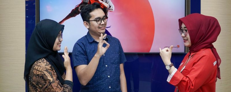 Layanan pelanggan khusus Teman Tuli di 19 titik GraPARI yang tersebar di seluruh Indonesia. / foto ist