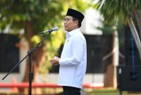 Menteri Desa, Pembangunan Daerah Tertinggal, dan Transmigrasi Abdul Halim Iskandar didampingi Sekjen Kemendes PDTT bersama Eselon 1 Kemendes PDTT menyerahkan piagam penghargaan kepada Pegawai dan Unit Kerja dengan kinerja terbaik di lingkungan Kemendes PDTT saat Apel Pagi Gabungan, Jakarta, Kamis (7/9/2023).

Foto : Mugi / Kemendes PDTT