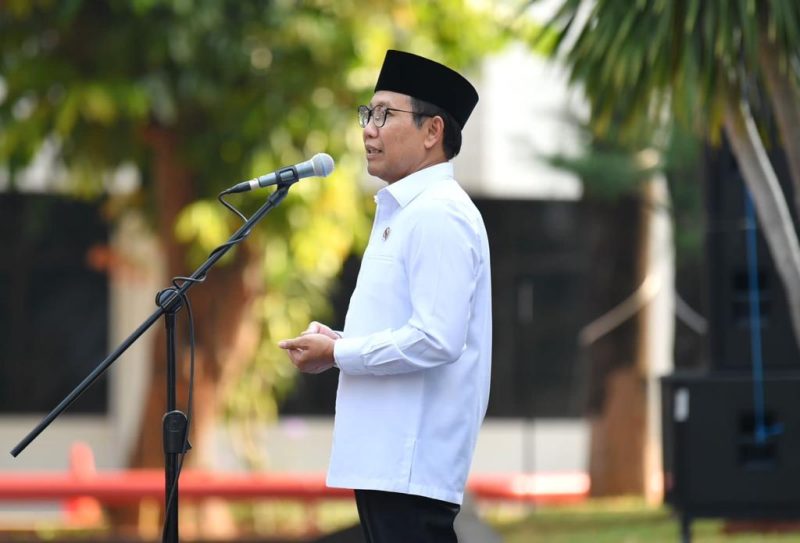 Menteri Desa, Pembangunan Daerah Tertinggal, dan Transmigrasi Abdul Halim Iskandar didampingi Sekjen Kemendes PDTT bersama Eselon 1 Kemendes PDTT menyerahkan piagam penghargaan kepada Pegawai dan Unit Kerja dengan kinerja terbaik di lingkungan Kemendes PDTT saat Apel Pagi Gabungan, Jakarta, Kamis (7/9/2023).

Foto : Mugi / Kemendes PDTT