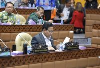 Jakarta - Menteri Desa, Pembangunan Daerah Tertinggal dan Transmigrasi Abdul Halim Iskandar bersama Menteri PUPR, Menteri Perhubungan, Kepala BMKG dan Kepala Basarnas mengikuti Rapat Kerja (Raker) Komisi V DPR RI dengan agenda Penetapan hasil pembahasan RKA K/L Tahun Anggaran 2024 dengan Kemendes PDTT bersama Mitra Kerja Komisi V DPR RI lainnya dalam RAPBN Tahun 2024 di Ruang Rapat Komisi V DPR RI pada Kamis (7/9). 
Foto : Nugrah S. Humas Kemendesa