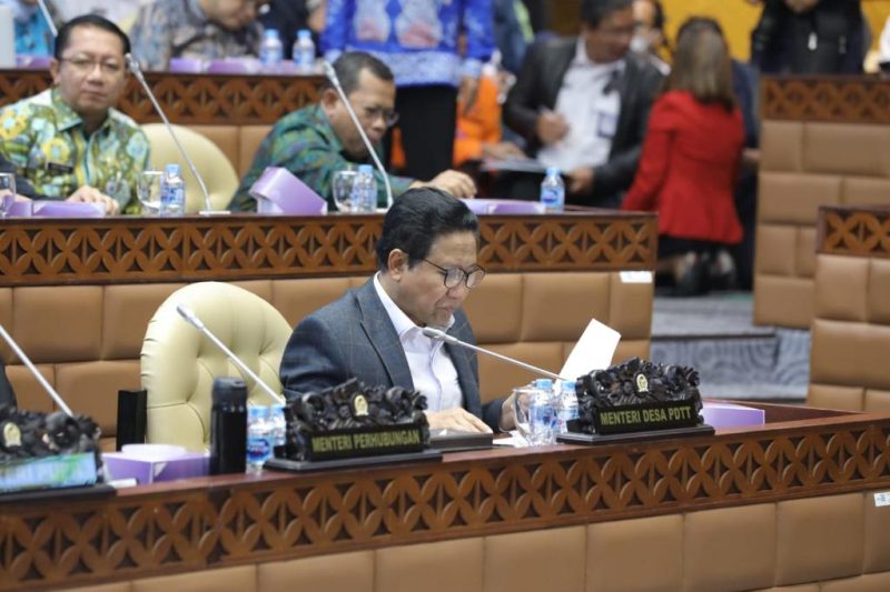Jakarta - Menteri Desa, Pembangunan Daerah Tertinggal dan Transmigrasi Abdul Halim Iskandar bersama Menteri PUPR, Menteri Perhubungan, Kepala BMKG dan Kepala Basarnas mengikuti Rapat Kerja (Raker) Komisi V DPR RI dengan agenda Penetapan hasil pembahasan RKA K/L Tahun Anggaran 2024 dengan Kemendes PDTT bersama Mitra Kerja Komisi V DPR RI lainnya dalam RAPBN Tahun 2024 di Ruang Rapat Komisi V DPR RI pada Kamis (7/9). 
Foto : Nugrah S. Humas Kemendesa