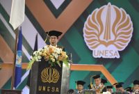 Rapat Terbuka Universitas Negeri Surabaya (UNESA) Pengukuhan Profesor Kehormatan Bidang Ilmu Sosiolinguistik kepada Menteri Desa PTT Abdul Halim Iskandar di Graha UNESA, Surabaya, Jawa Timur, Sabtu (16/9/2023). Prof. (H.C.) Dr. (H.C.) Drs. Abdul Halim Iskandar, M.Pd. menyampaikan orasi ilmiah berjudul 