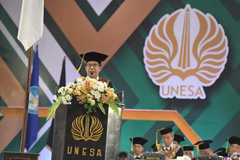 Rapat Terbuka Universitas Negeri Surabaya (UNESA) Pengukuhan Profesor Kehormatan Bidang Ilmu Sosiolinguistik kepada Menteri Desa PTT Abdul Halim Iskandar di Graha UNESA, Surabaya, Jawa Timur, Sabtu (16/9/2023). Prof. (H.C.) Dr. (H.C.) Drs. Abdul Halim Iskandar, M.Pd. menyampaikan orasi ilmiah berjudul 