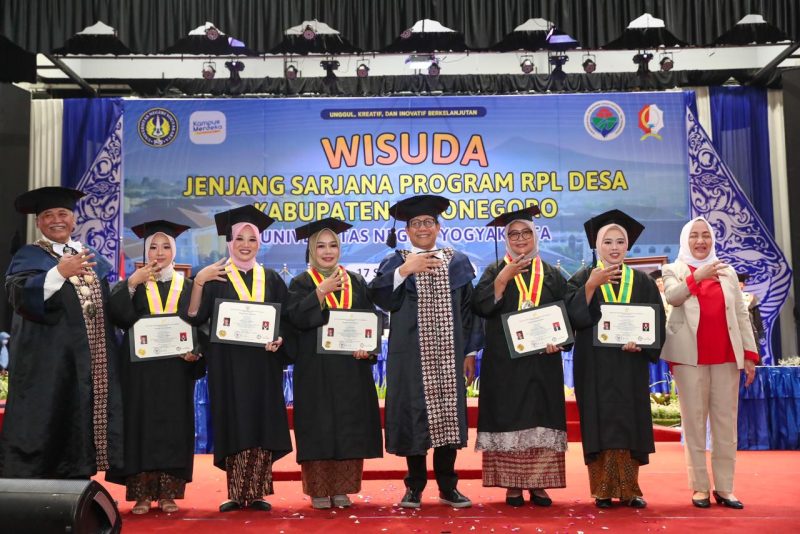 Menteri Desa, Pembangunan Daerah Tertinggal dan Transmigrasi Abdul Halim Iskandar didampingi istri Lilik Umi Nasriyah menghadiri Wisuda Jenjang Sarjana Program RPL Desa Kab. Bojonegoro Universitas Negeri Yogyakarta yang juga dihadiri Bupati Bojonegoro Anna Mu'awanah, Dirjen PKTrans Danton Ginting Munthe, dan Kepala BPSDM Luthfiyah Nurlaela di Fakultas Bahasa, Seni dan Budaya UNY, Yogyakarta. Minggu (17/09/23). 
Dok. Sigit Purwanto/Humas Kemendes PDTT