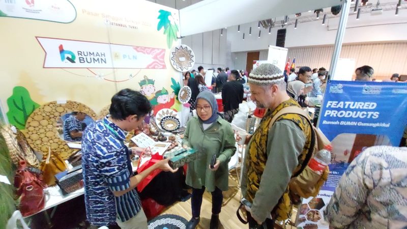 Produk-produk dari Usaha Mikro dan Kecil (UMK) binaan PLN sukses menarik minat banyak pengunjung Festival Pasar Senggol Turki 2023 pada Minggu (10/9).