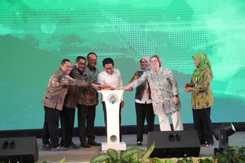 Menteri Desa, PDT dan Transmigrasi Abdul Halim Iskandar menghadiri Rapat Koordinasi Pembangunan Desa dan Perdesaan di Hotel Mercure Ancol, Senin (25/09/23).
Turut hadir pada kegiatan tersebut Dirjen PDP Sugito, Dirjen PEID Harlina Sulistyorini, Kepala BPSDM Luthfiyah Nurlaela serta Staf Ahli Menteri Bidang Hukum dan Reformasi Birokrasi Raden Hari Pramudiono dan Staf Ahli Menteri Bidang Pengembangan Wilayah M Nurdin.

Dok. Sigit Purwanto/ Humas Kemendes PDTT