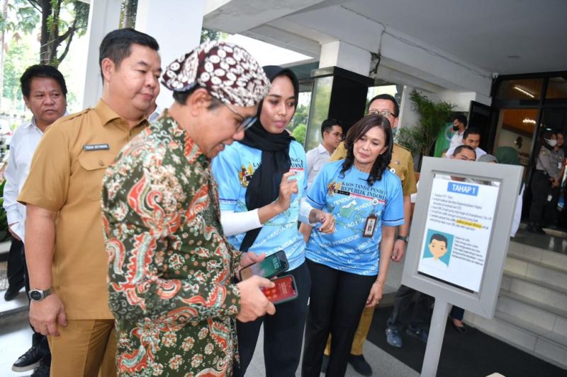 Menteri Desa, Pembangunan Daerah Tertinggal, dan Transmigrasi Abdul Halim Iskandar didampingi Wamendes Paiman Raharjo, Sekjen Kemendes PDTT Taufik Madjid, Dirjen Dukcapil Teguh Setyabudi Beserta Jajaran Pejabat Tinggi Madya Kemendes PDTT melihat langsung pembuatan Digital ID atau Identitas Kependudukan Digital Pegawai Kemendes PDTT yang menjadi salah satu inovasi Ditjen Dukcapil Kementerian Dalam Negeri untuk digitalisasi dokumen kependudukan yang saat ini digunakan oleh penduduk Indonesia ke dalam handphone baik itu berupa foto, ataupun QR Code.
Jakarta, Selasa (26/9/2023).

Foto : Mugi / Kemendes PDTT