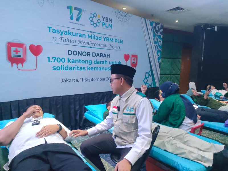 YBM PLN menggelar aksi donor darah untuk mengumpulkan 1.700 kantong darah dalam rangkaian acara Milad ke-17 YBM PLN bertajuk '17 Tahun Membersamai Negeri'.