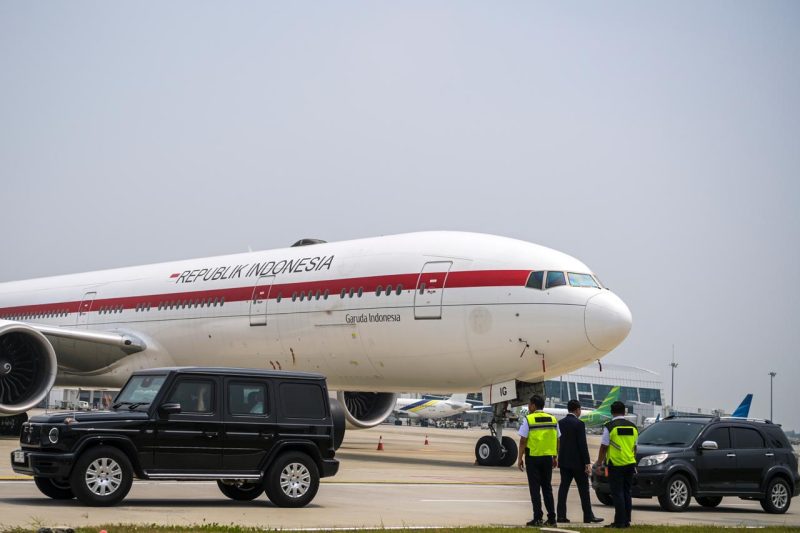 Caption Foto: Anggota Pasukan Pengamanan Presiden melakukan simulasi pejemputan kepala negara peserta Konferensi Tingkat Tinggi (KTT) ASEAN ke-43 di Bandara Internasional Soekarno Hatta, Tangerang, Banten, Senin (28/8/2023). Simulasi tersebut dilakukan untuk memastikan kesiapan petugas mengawal tamu negara VVIP yang akan menghadiri KTT ke-43 ASEAN di Jakarta. ANTARA FOTO/Galih Pradipta/hp.