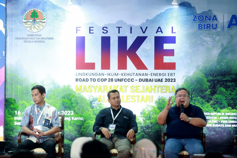Dari kiri ke kanan: Direktur Biomassa PLN Energi Primer Indonesia Antonius Aris Sudjatmiko, Direktur Perencanaan dan Pengembangan Perum Perhutani, Kepala Badan Pemberdayaan Ekonomi Kerakyatan Kamar Dagang dan Industri (KADIN) Indonesia Bambang Permadi Soemantri Brodjonegoro saat menjadi pembicara dalam Talkshow Festival LIKE bertajuk Potensi Bahan Bakar Nabati dalam Optimalisasi Energi Baru Terbarukan.