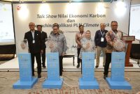 Peresmian platform PLN Climate Click yang dilaksanakan secara simbolis. (Dari kiri ke kanan: Direktur Transmisi dan Perencanaan Sistem PLN Evy Haryadi, Kepala Badan Kebijakan Fiskal Kementerian Keuangan Febrio Kacaribu, Deputi Bidang Koordinasi Pengelolaan Lingkungan dan Kehutanan Kementerian Koordinator Bidang Kemaritiman dan Investasi Nani Hendiarti, dan Direktur Inventarisasi Gas Rumah Kaca dan Monitoring Pelaporan Verifikasi Kementerian Lingkungan Hidup dan Kehutanan Hari Wibowo.