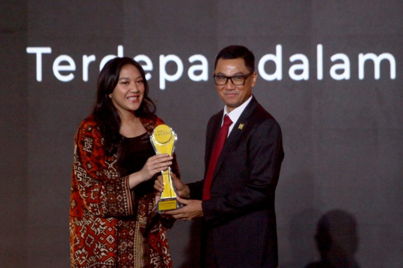 Direktur Utama PLN Darmawan Prasodjo (kanan) menerima penghargaan Detikcom Awards 2023 yang diserahkan oleh Staf Khusus Presiden RI sekaligus CEO Trans Digital Lifestyle Group,  Putri Tanjung (kiri), pada Kamis (21/9), di Jakarta. PLN dinobatkan menjadi perusahaan Terdepan dalam Wujudkan Transisi Energi.