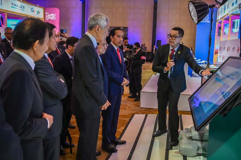Direktur Utama PT PLN (Persero) Darmawan Prasodjo (kanan) memaparkan langkah PLN mengakselerasi pengembangan EBT sebagai upaya mencapai Net Zero Emission dan showcase Pembangkit Listrik Tenaga Surya (PLTS) Terapung Cirata di Jawa Barat kepada Presiden Republik Indonesia Joko Widodo (kedua dari kanan) dan juga pimpinan-pimpinan negara ASEAN dalam acara ASEAN Indo-Pacific Forum (AIPF) di Hotel Mulia, Jakarta, Selasa (5/9/2023). Pembangunan PLTS terapung berkapasitas 192 MWp yang mampu menghasilkan energi 245 juta kWh per tahun ini menjadi bukti konkret komitmen Indonesia dalam pengembangan sumber energi yang lebih ramah lingkungan. 

Dari kanan ke kiri: Direktur Utama PLN Darmawan Prasodjo, Presiden Republik Indonesia Joko Widodo, Perdana Menteri Vietnam Pham Minh Chinh, Perdana Menteri Singapura Lee Hsien Loong, Presiden Filipina Ferdinand Marcos Jr., dan Sultan Brunei Darussalam Hassanal Bolkiah. 

(ANTARA FOTO/Galih Pradipta)
