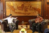 Menteri Desa, PDT dan Transmigrasi Abdul Halim Iskandar menerima audiensi Bupati Manggarai Timur Agas Andreas di Kantor Kementerian PDT dan Transmigrasi Senin (11/09/23). Turut mendampingi Plt Dirjen PPDT Rafdinal, Direktur Advokasi dan Kerjasama Desa dan Perdesaan Muh Fachri, Direktur Perencanaan Teknis Pembangunan desa dan Perdesaan Dewi Yuliani.

Dok. Sigit Purwanto /Humas Kemendes