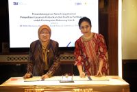 Direktur Retail dan Niaga PLN, Edi Srimulyanti (kiri) dan Direktur Bisnis Konsumer BRI, Handayani (kanan) menandatangani nota kesepahaman terkait penyediaan layanan perbankan dan fasilitas pembayaran untuk pembayaran rekening listrik, Rabu, (20/9).