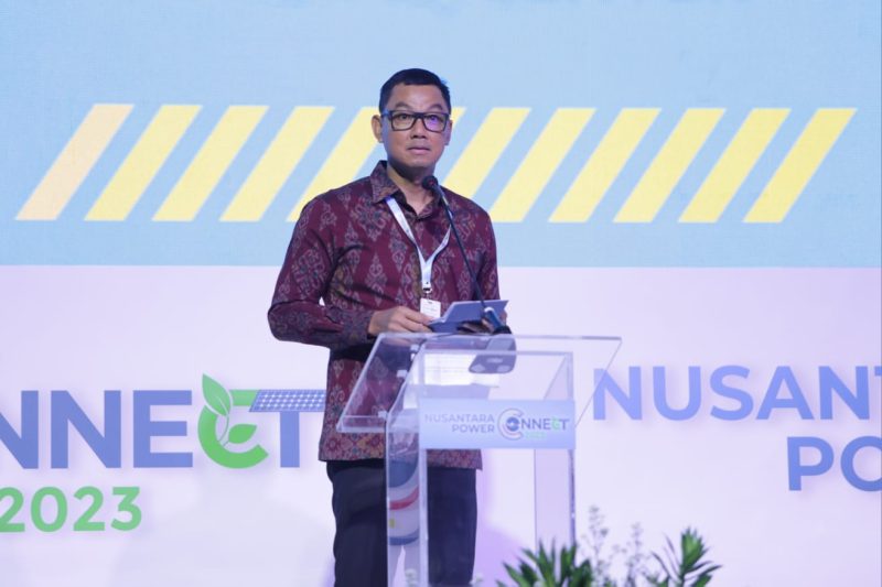 Direktur Utama PLN Darmawan Prasodjo saat menyampaikan pidato kunci dalam acara Nusantara Power Connect 2023 di Jakarta Convention Center, Senin (11/9). Dirinya menyampaikan bahwa PLN terus berupaya melakukan akselerasi pengembangan energi terbarukan melalui Accelerated Renewable Energy Development. Upaya ini akan mampu menambah porsi energi baru terbarukan (EBT) hingga 75% sampai dengan tahun 2040.