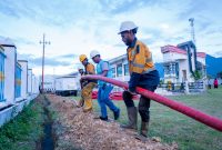 Proses pemasangan kabel bawah tanah di perbatasan Indonesia - Papua Nugini di Skouw.