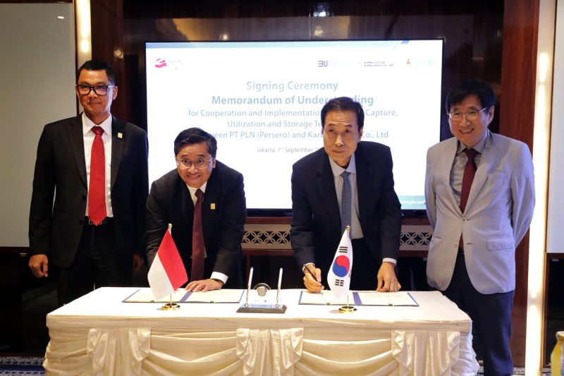 Direktur Perencanaan Korporat dan Pengembangan Bisnis PLN, Hartanto Wibowo (kedua dari kiri) dan Chief Executive Officer of Karbon Korea, Byung Jo Jung (kedua dari kanan) menandatangani  nota kesepahaman (MoU) terkait impelementasi teknologi Carbon Capture, Utilizaton and Storage (CCUS), di Jakarta, Kamis (7/9). Penandatanganan ini turut disaksikan oleh Direktur Utama PLN, Darmawan Prasodjo (kiri) dan Representative of Karbon Korea, Won Dong Cho (kanan).