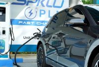 Ilustrasi pengisian kendaraan listrik di Stasiun Pengisian Kendaraan Listrik Umum (SPKLU) PLN yang memudahkan pemilik kendaraan mobil listrik. Infrastruktur SPKLU sudah tersebar di seluruh wilayah Indonesia dan untuk mengetahui lokasi SPKLU terdekat dapat dilihat pada aplikasi PLN Mobile.