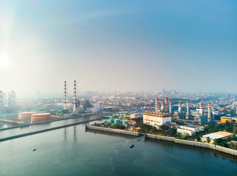 Pembangkit Listrik Tenaga Gas dan Uap Muara Karang yang berlokasi di daerah Pluit, Jakarta Utara.