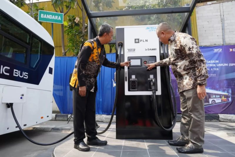 lustrasi Stasiun Pengisian Kendaraan Listrik Umum (SPKLU) yang merupakan sinergi BUMN antara PLN dengan Perum Damri.