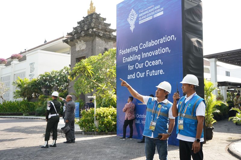Personel PLN bersiaga melakukan pengawasan pengamanan pasokan listrik gelaran Konferensi Tingkat Tinggi Archipelagic and Island States (KTT AIS) Forum 2023 di Kawasan Pecatu Hall Bali Nusa Dua Convention Center (BNDCC).