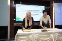 Mewakili Direktur Utama PLN, Darmawan Prasodjo, Direktur Retail dan Niaga PLN Edi Srimulyanti (kiri) dan Direktur & Chief Officer XL Axiata, Yessie D. Yosetya (kanan) tengah menandatangani nota kesepahaman kerjasama di Jakarta pada Jumat (29/9).
