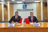 Proses penandatanganan MoU antara PLN yang diwakili oleh Direktur Utama PLN, Darmawan Prasodjo (kiri) dengan Sinosure yang diwakili oleh Vice Chairman, President Sinosure, Sheng Hetai (kanan) terkait dengan percepatan akses pendanaan hijau untuk menjalankan agenda transisi energi di Indonesia.