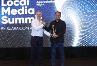 Mewakili Direktur Utama PLN Darmawan Prasodjo, EVP Komunikasi Korporat & TJSL PLN Gregorius Adi Trianto (kanan) menerima penghargaan dari International Media Support (IMS) Asia Regional Director, Lars Bestle dalam acara Local Media Summit 2023 di Jakarta pada Rabu (11/10)
