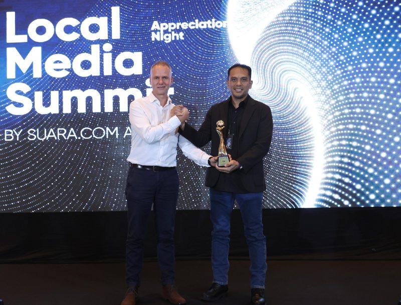 Mewakili Direktur Utama PLN Darmawan Prasodjo, EVP Komunikasi Korporat & TJSL PLN Gregorius Adi Trianto (kanan) menerima penghargaan dari International Media Support (IMS) Asia Regional Director, Lars Bestle dalam acara Local Media Summit 2023 di Jakarta pada Rabu (11/10)