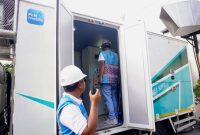 Petugas PLN melakukan pengecekan kondisi beban pemakaian listrik di lokasi pada peralatan UPS.