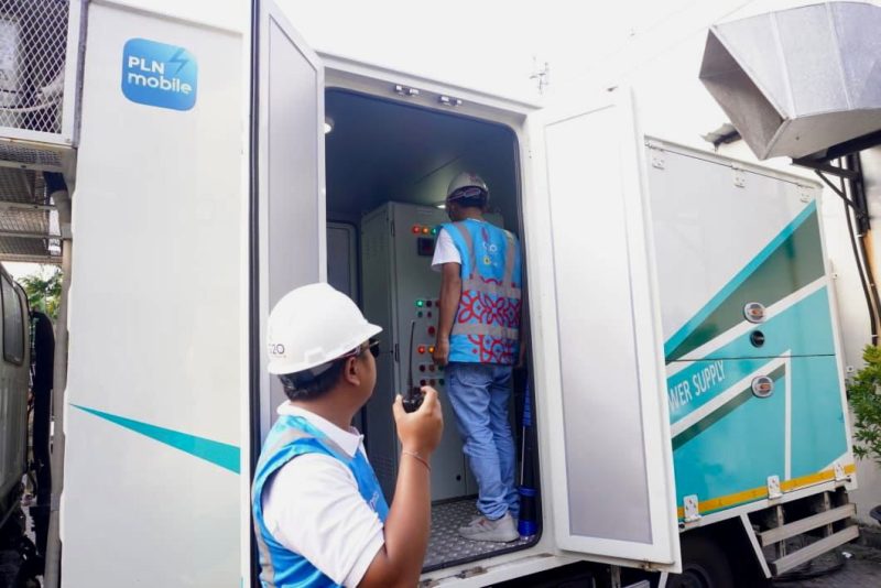 Petugas PLN melakukan pengecekan kondisi beban pemakaian listrik di lokasi pada peralatan UPS.