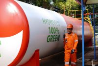 Petugas PLN Nusantara Power melakukan pengecekan rutin tekanan dan kondisi pada tangki green hydrogen pada green hydrogen plant di kawasan pembangkit listrik tenaga gas dan uap (PLTGU) Muara Karang, Jakarta.