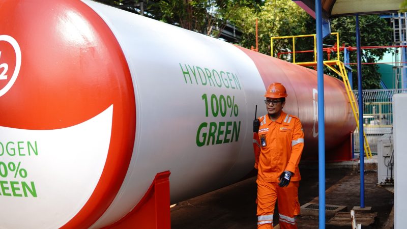 Petugas PLN Nusantara Power melakukan pengecekan rutin tekanan dan kondisi pada tangki green hydrogen pada green hydrogen plant di kawasan pembangkit listrik tenaga gas dan uap (PLTGU) Muara Karang, Jakarta.