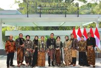 Jajaran Direksi PLN turut memeriahkan acara Istana Berbatik di Istana Negara, Jakarta, Minggu (1/10). (Kiri ke kanan: Direktur Manajemen Risiko PLN Suroso Isnandar, Direktur Manajemen Proyek dan Energi Baru Terbarukan Wiluyo Kusdwiharto, Firdausi Wiluyo Kusdwiharto, Lely Adi Priyanto, Direktur Distribusi PLN Adi Priyanto, Direktur Utama PLN Darmawan Prasodjo, Diny Darmawan Prasodjo, Direktur Keuangan PLN Sinthya Roesly, Arkav Juliandri, Sita Evy Harydi dan Direktur Transmisi dan Perencanaan Sistem PLN Evy Haryadi).
